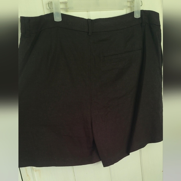 Extra High-Waisted Linen-Blend Taylor Trouser Shorts - Picture 5 of 11